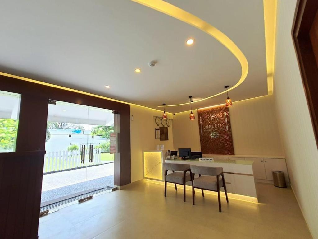 Emperor-Hotel Rachana Continental Pvt Ltd Kizhake Chalakudi ภายนอก รูปภาพ