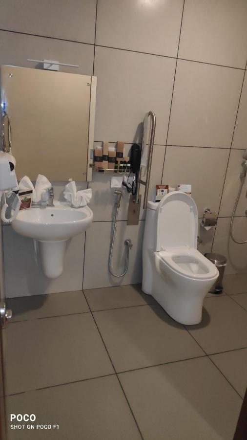 Emperor-Hotel Rachana Continental Pvt Ltd Kizhake Chalakudi ภายนอก รูปภาพ