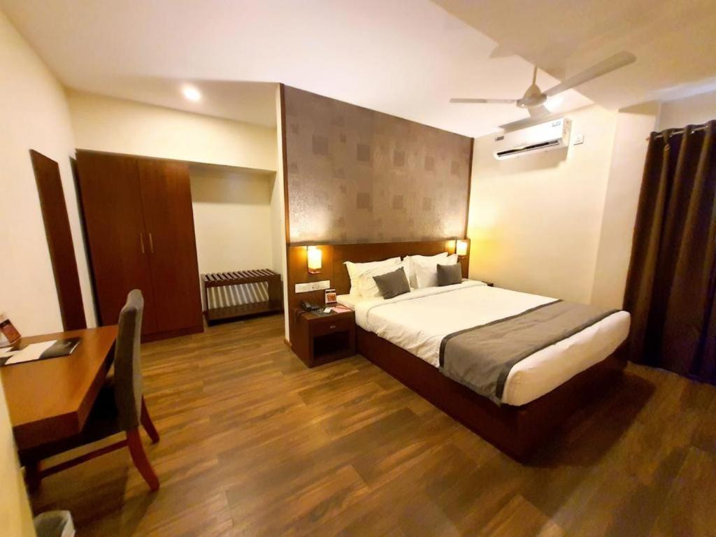 Emperor-Hotel Rachana Continental Pvt Ltd Kizhake Chalakudi ภายนอก รูปภาพ