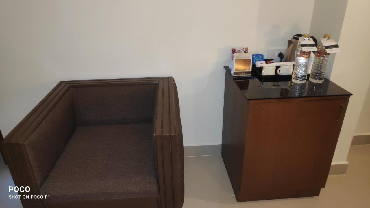 Emperor-Hotel Rachana Continental Pvt Ltd Kizhake Chalakudi ภายนอก รูปภาพ